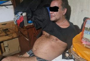 El motochorro siendo detenido por efectivos policiales.