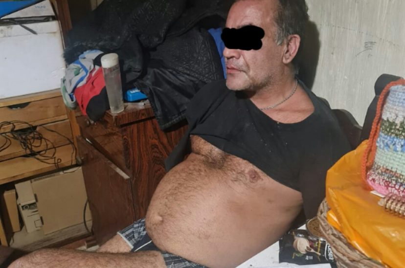 El motochorro siendo detenido por efectivos policiales.
