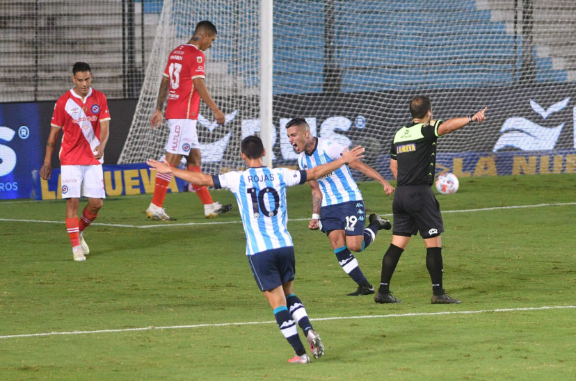 Racing celebró el gol.