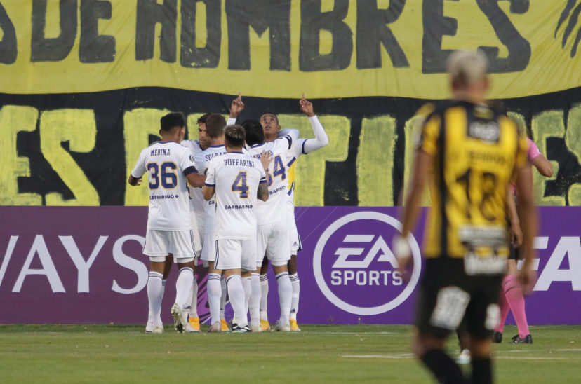 Boca se llevó la victoria en Bolivia.
