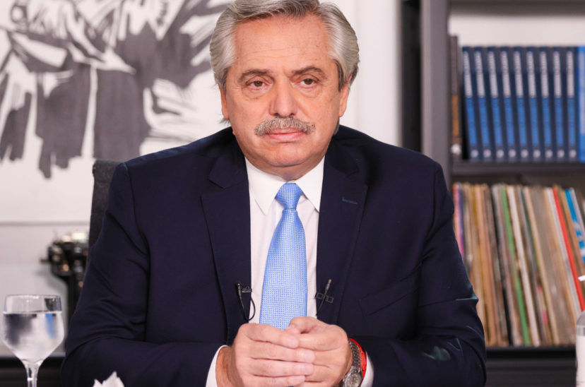 Alberto Fernández habla tras los anuncios.