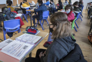 Fuerte debate por la presencialidad en los colegios.