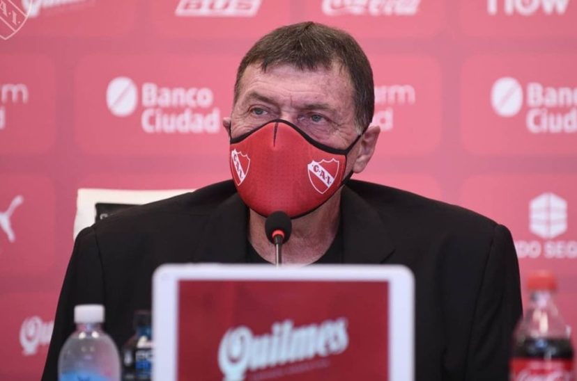 Julio Cesar Falcioni en conferencia.
