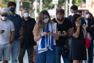 Uruguay oficializó el proyecto para frenar la ola de contagios.
