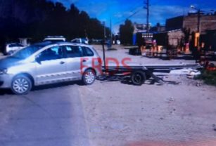 La viga de hormigón cayó de un camión.