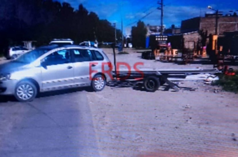La viga de hormigón cayó de un camión.