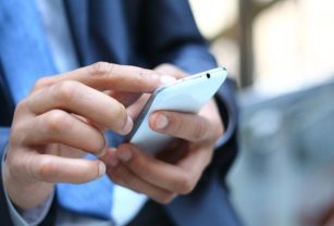 Persona usando el celular - Estafa
