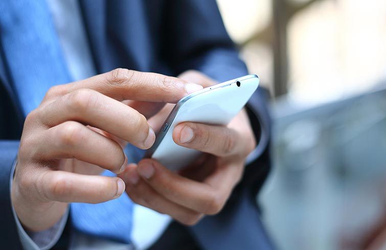Persona usando el celular - Estafa