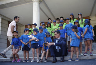 Pedro Sánchez con niños