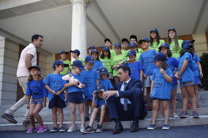 Pedro Sánchez con niños