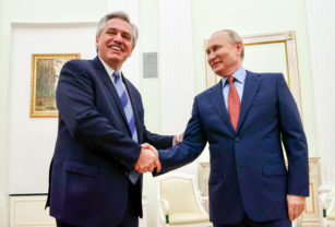 Alberto le da la mano a Putin Rusia2