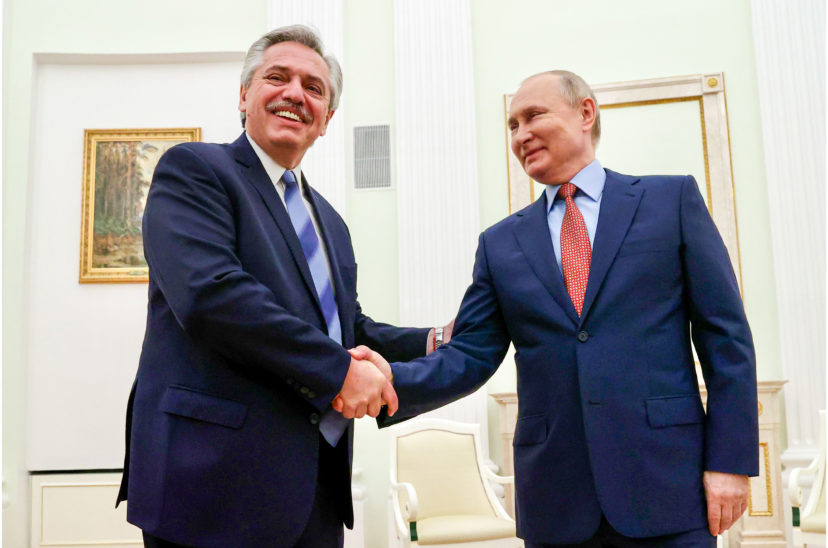 Alberto le da la mano a Putin Rusia2