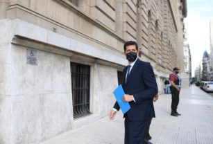 Wado de Pedro entrando a la audiencia