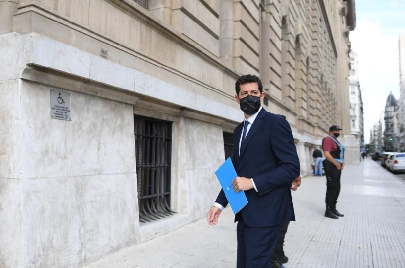 Wado de Pedro entrando a la audiencia