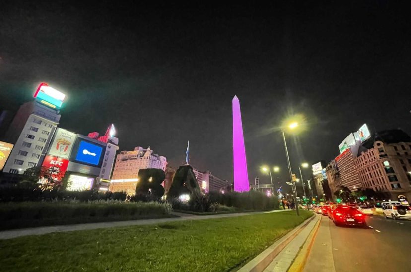 Obelisco violeta