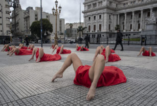 El colectivo artístico Vibramujer realizó hoy, bajo el titulo de "PORTAL", una acción perfomática frente al Congreso de la Nación para conmemorar el día de la visibilización por la salud menstrual.