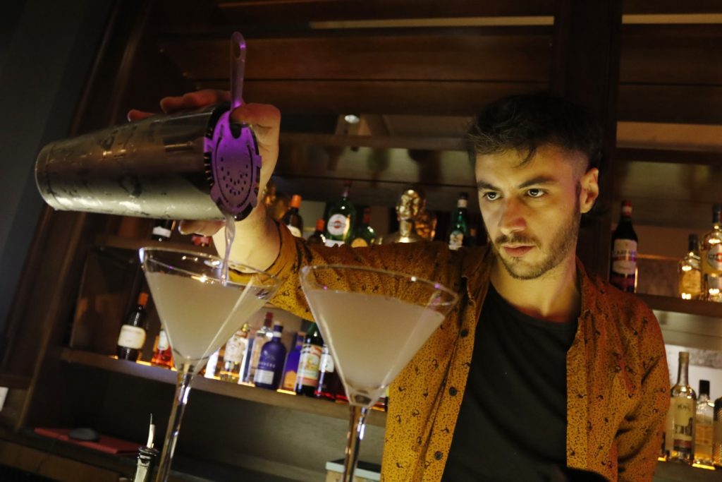 Bartender y coctelería