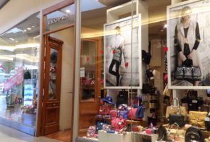 Local de Tropea S.A en el shopping de San Justo