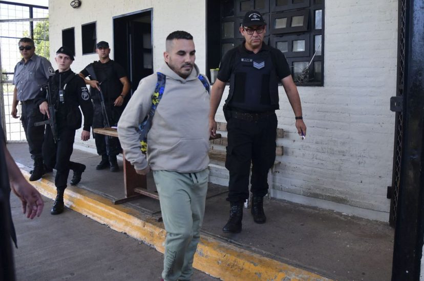 Femicida Fabián Tablado rodeado de policías