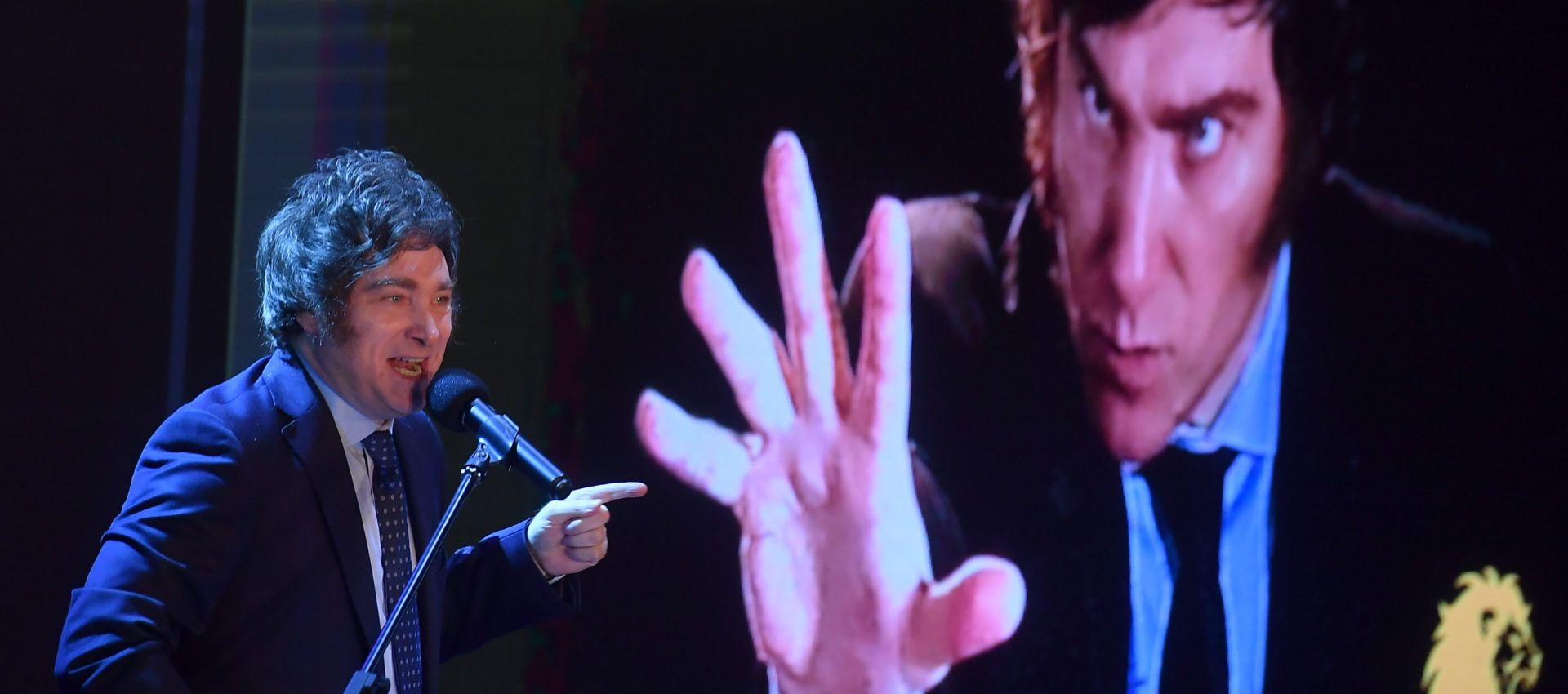 javier milei en el escenario del teatro broadway sobre calle corrientes