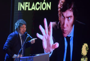 javier milei en el escenario del teatro broadway sobre calle corrientes