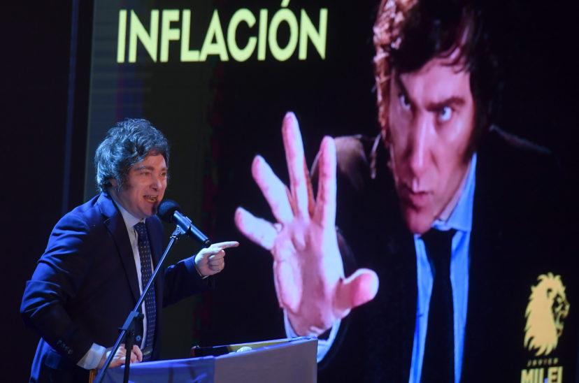 javier milei en el escenario del teatro broadway sobre calle corrientes