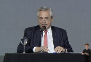 Alberto Fernández en la convención de la Comarco