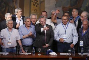 alberto fernández en un acto de la cgt