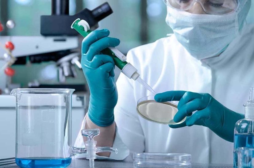 cientifica en laboratorio