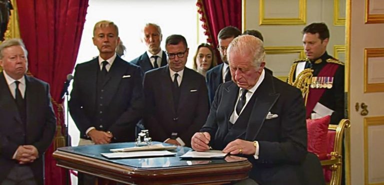 rey carlos III firmando