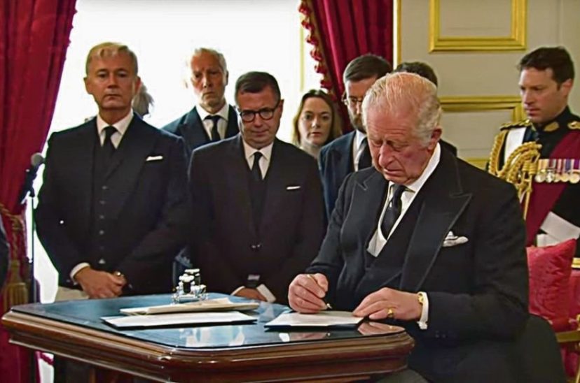 rey carlos III firmando