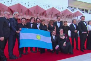 ricardo darín con el equipo de argentina 1985 en el festival de venecia