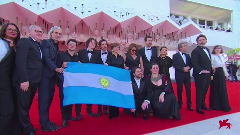 ricardo darín con el equipo de argentina 1985 en el festival de venecia