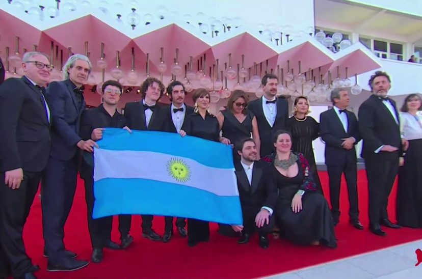 ricardo darín con el equipo de argentina 1985 en el festival de venecia