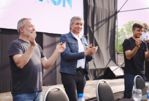 máximo kirchner en el escenario en morón