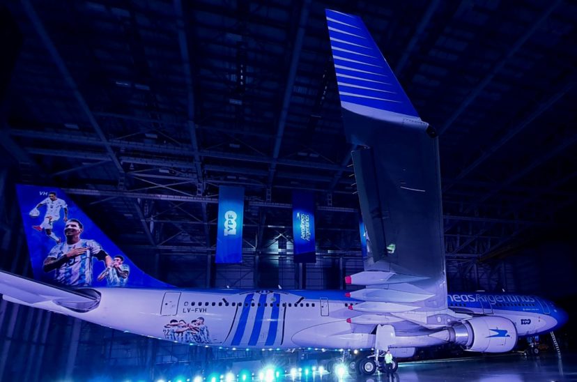 Avión especial de Aerolíneas Argentinas para Qatar.