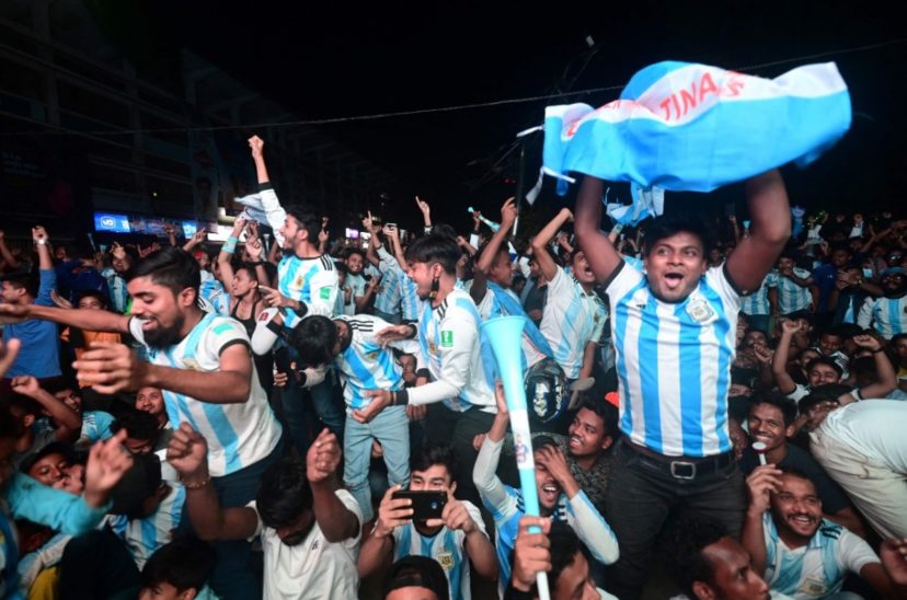 Hinchas en Bangladesh