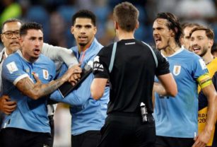 José María Giménez y sus compañeros encaran al árbitro.