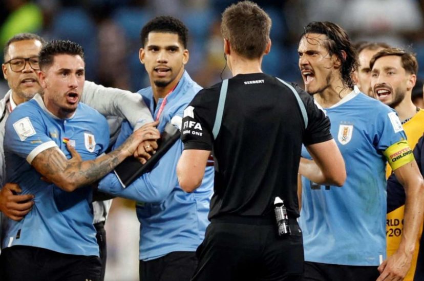 José María Giménez y sus compañeros encaran al árbitro.