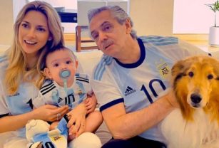 Alberto Fernández viendo el Mundial en su casa.