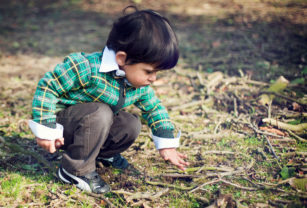 niño juega en la naturaleza