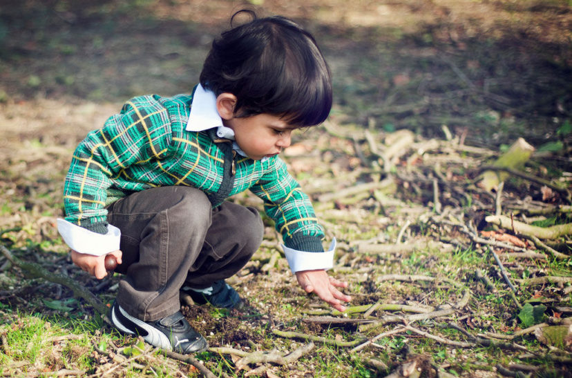 niño juega en la naturaleza