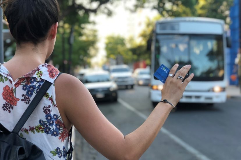 mujer parando el colectivo - subsidio