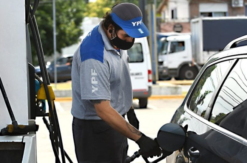 Empleado de YPF cargando nafta.