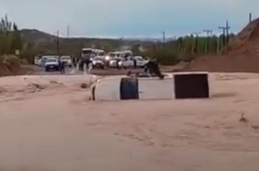 Camioneta volcada en Neuquén