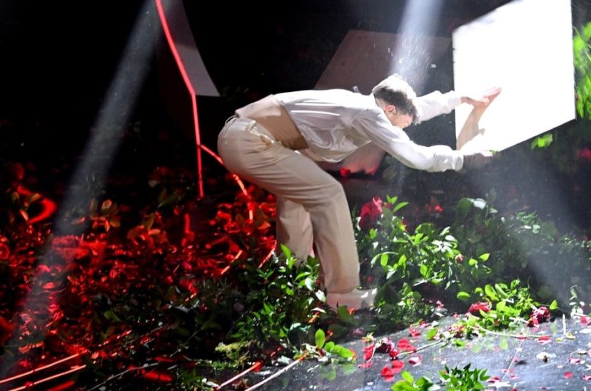 Cantante destroza el escenario en Sanremo.
