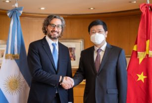 Cafiero y el embajador de China