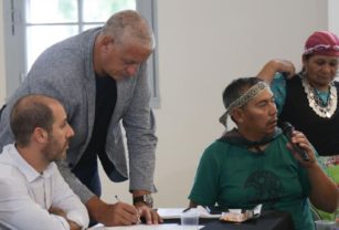 Reunión entre el gobierno y comunidades mapuches.