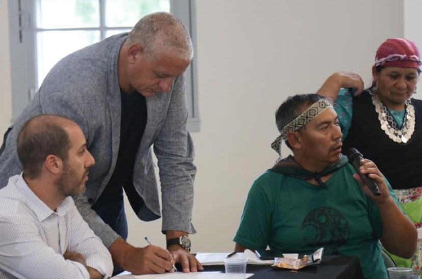 Reunión entre el gobierno y comunidades mapuches.