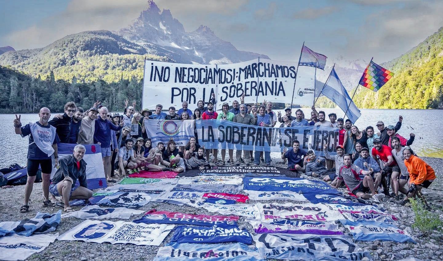 Manifestantes en Lago Escondido.